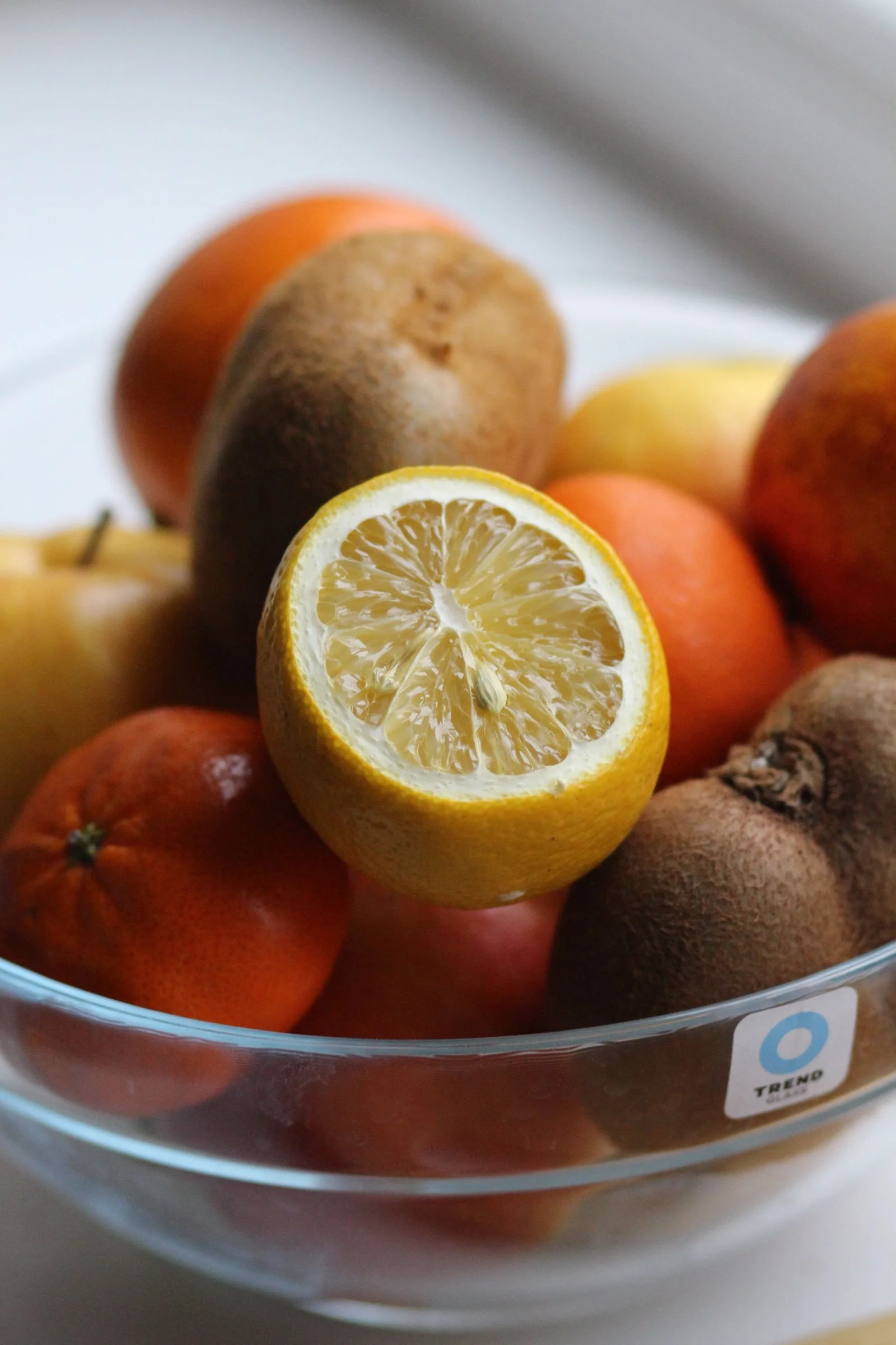 Cam kasede limon ve kivi ile meyveler